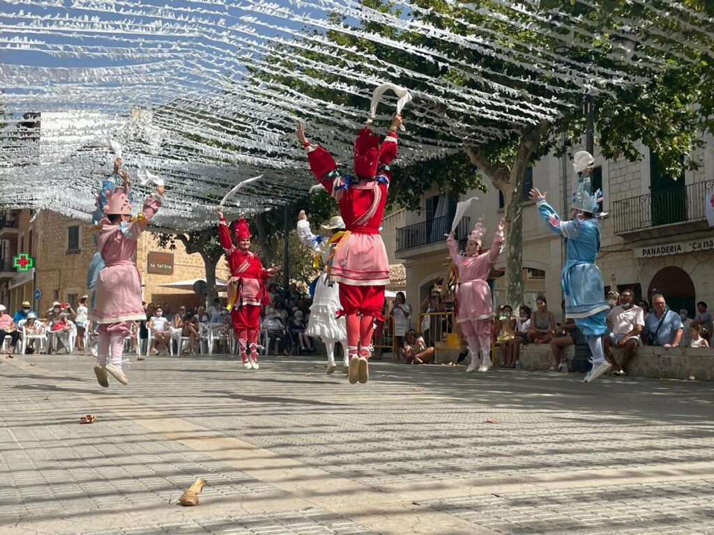Baile de cossiers. Fiesta de la Madre de Deu Alaro.