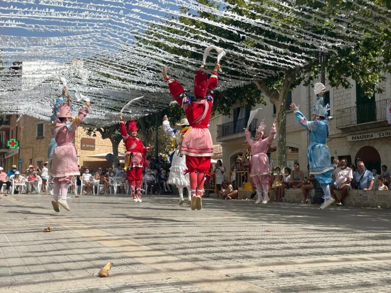 Baile de cossiers. Fiesta de la Madre de Deu Alaro.